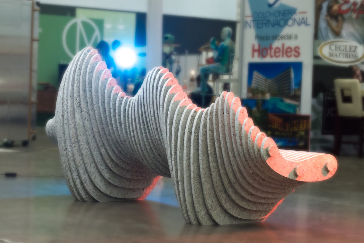 ITZAMNÁ, obra escultórica de NAWAL, vista posterior lateral en exhibición