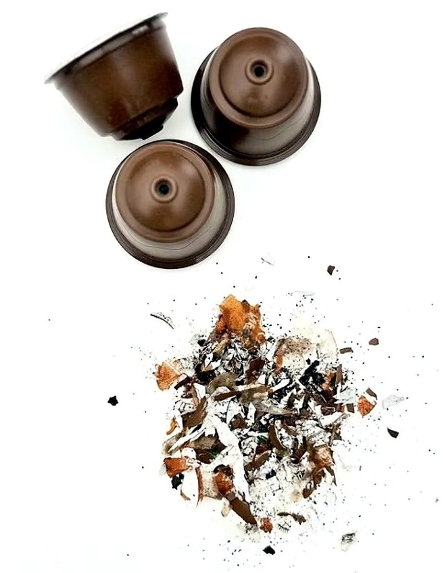 Cápsulas de Dolce Gusto junto al material recuperado y triturado