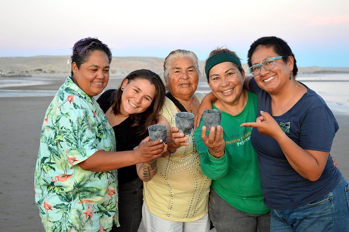 Mujeres del Golfo de Santa Clara, Sonora, mostrando las macetas desarrolladas