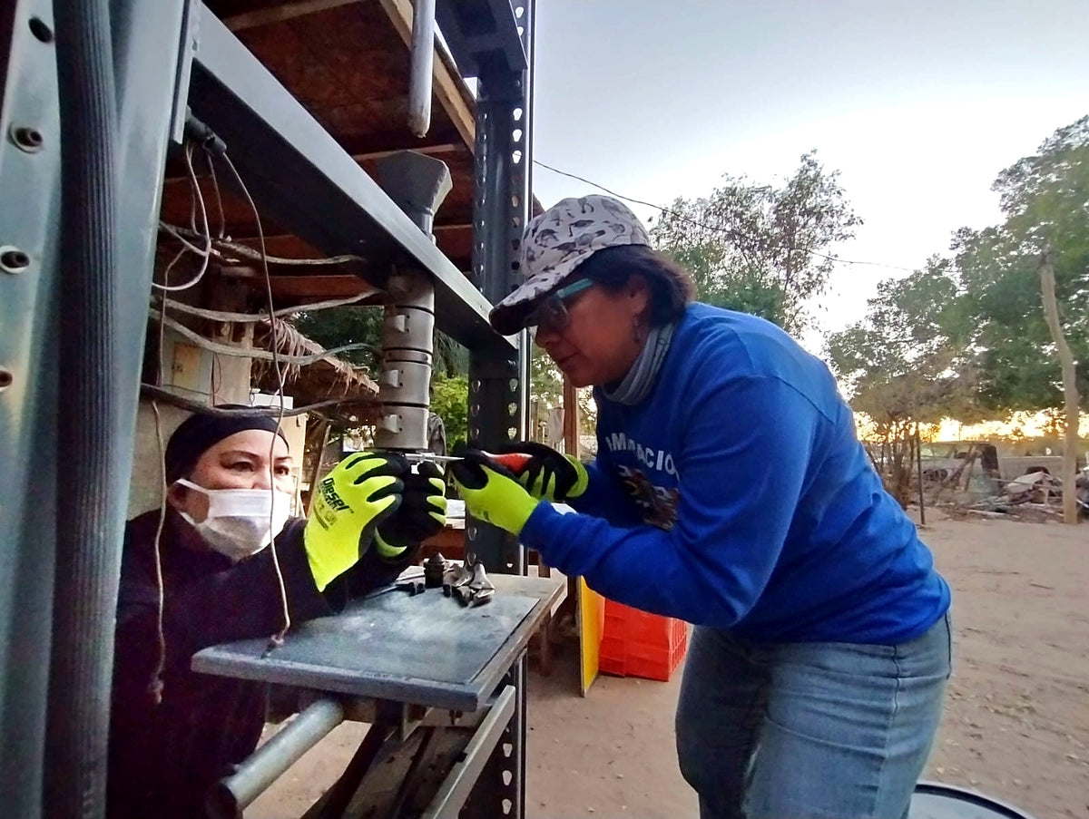 Mujeres del Golfo de Santa Clara trabajando con el sistema de inyección manual