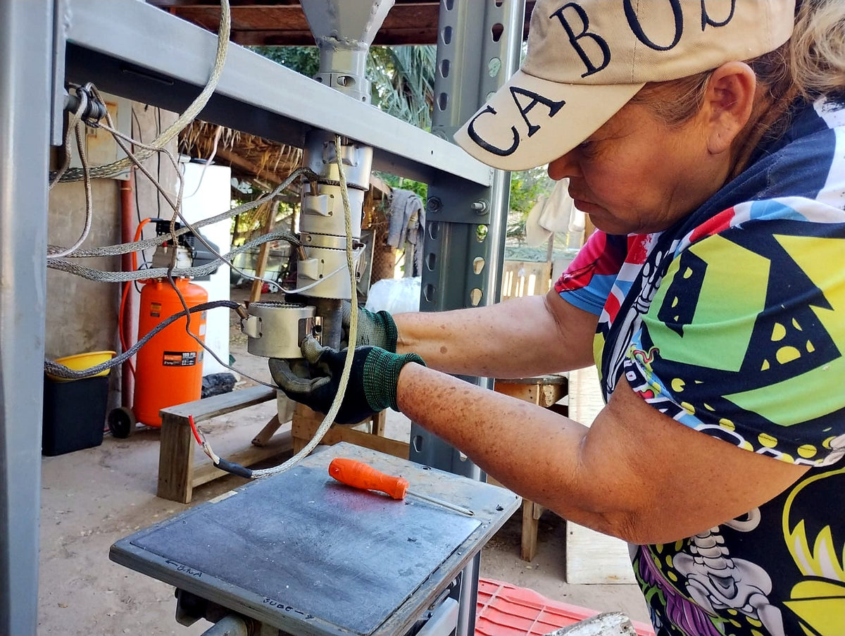 Proceso de inyección manual de material recuperado de cápsulas Dolce Gusto